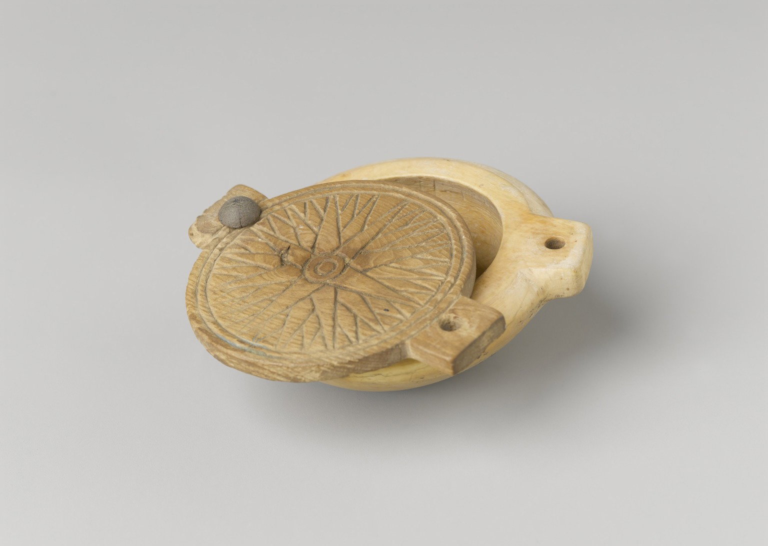 Circular Cosmetic Container with Lid