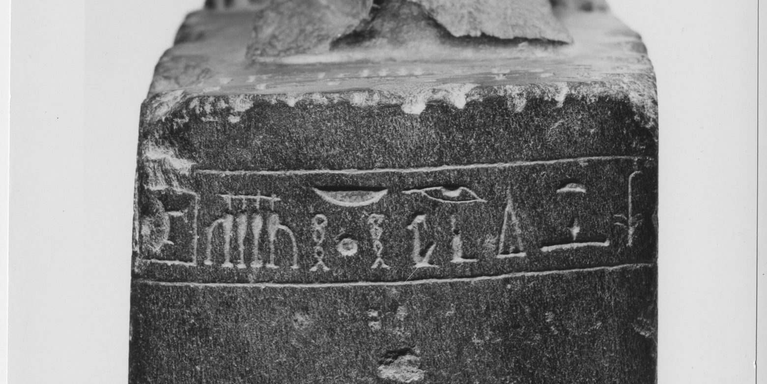 statue-base-with-feet-of-kneeling-worshipper-brooklyn-museum