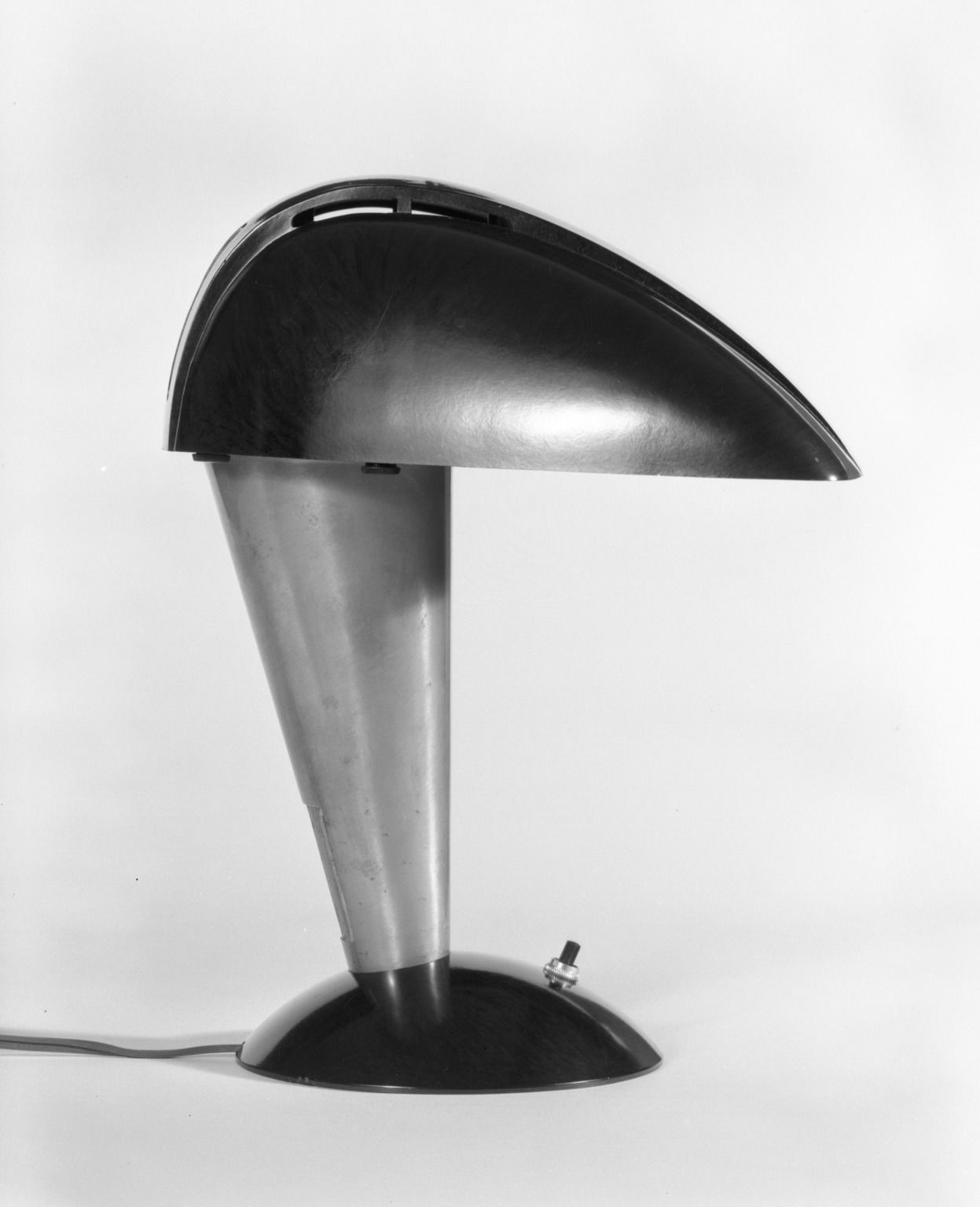 Walter Dorwin Teague Lens Bowl リプロダクト Desk Lamp, Model #114 · Brooklyn Museum