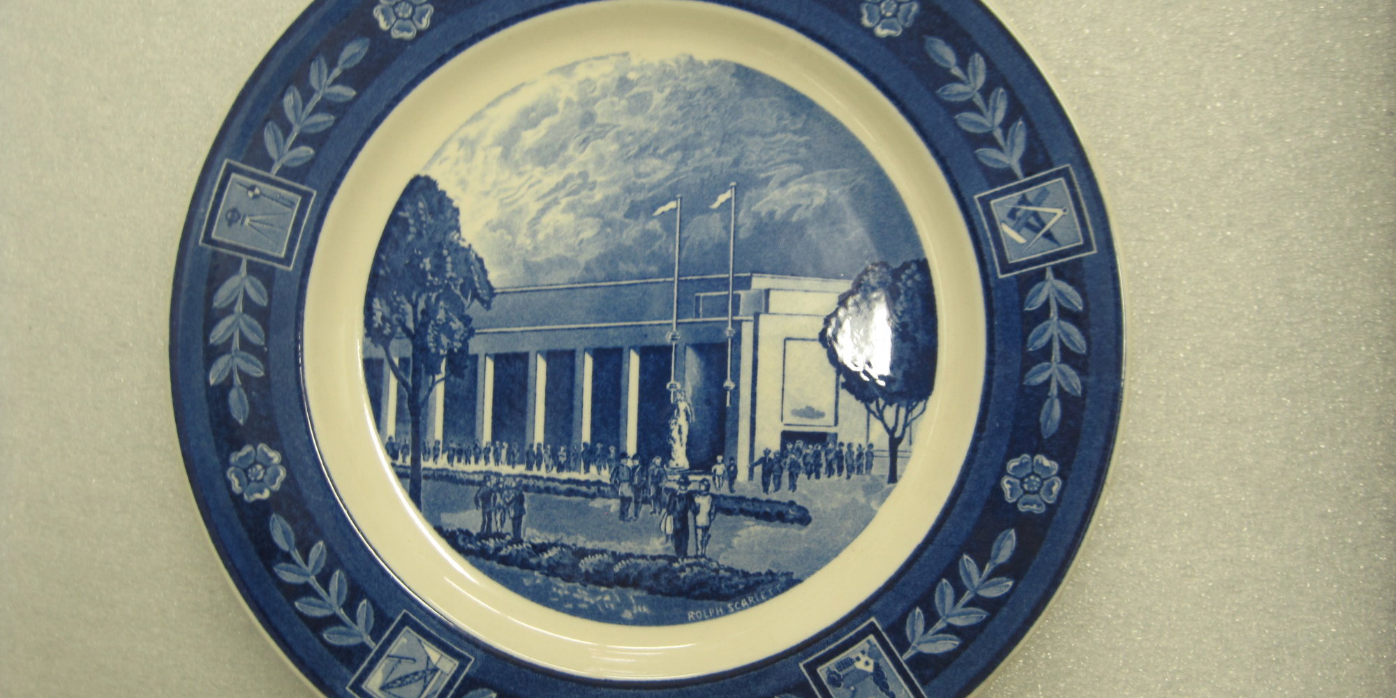 1939 World's Fair Commemorative Plate - Shelter Building · Brooklyn Museum