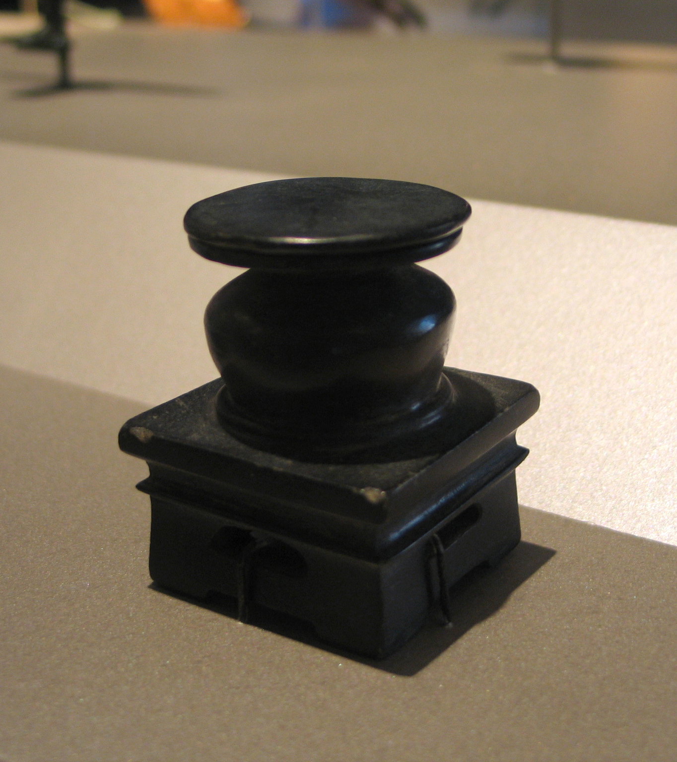 Kohl Pot with Lid on Base