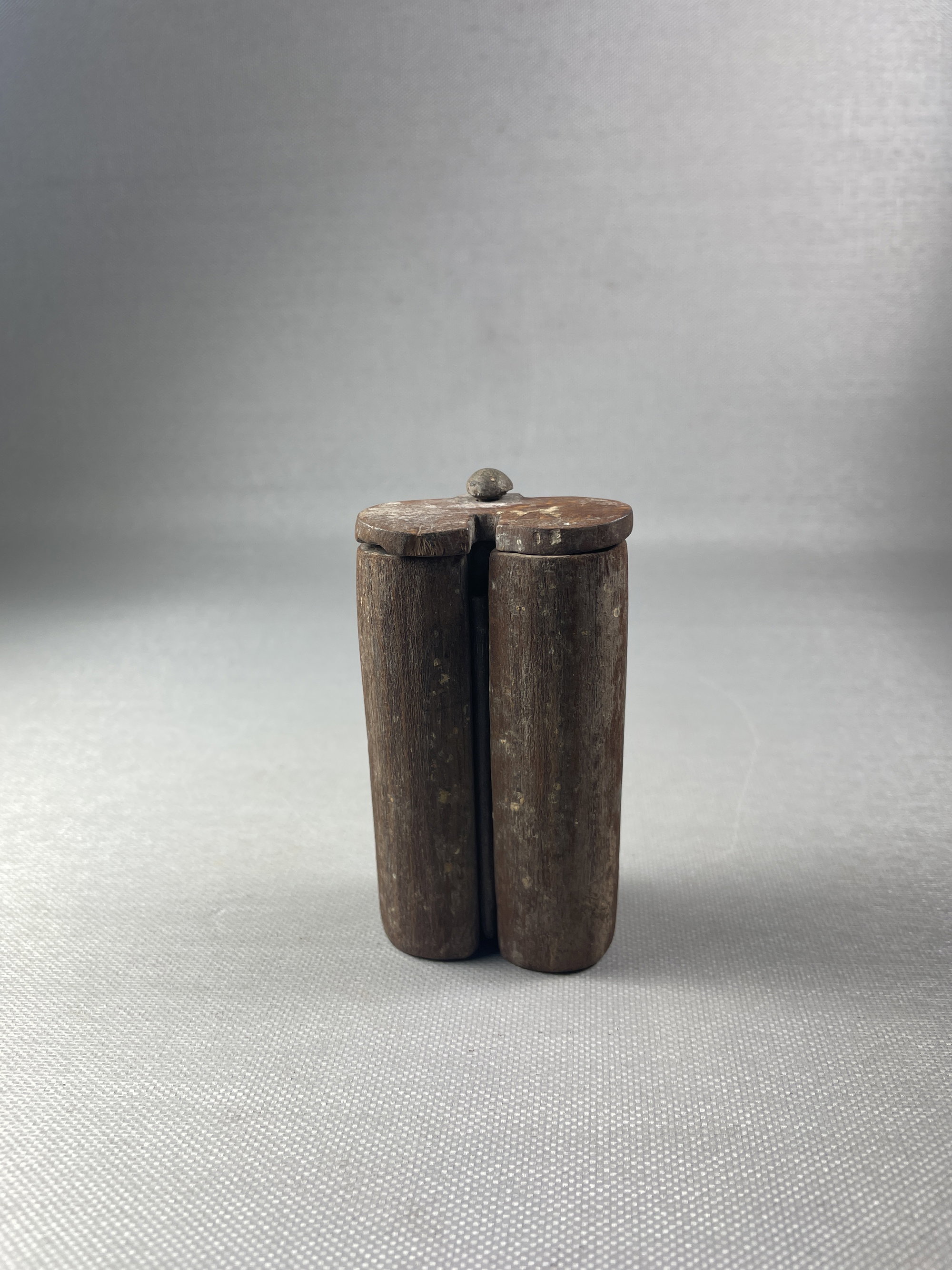 Double Kohl Tube with Cover Set on a Pivot