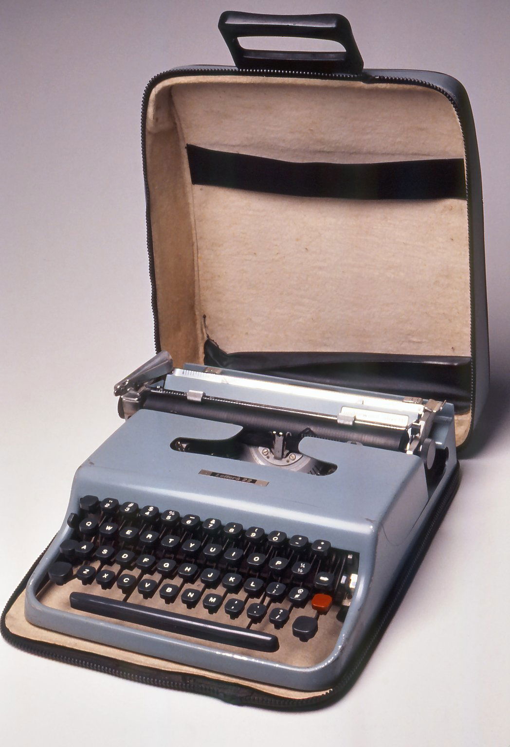 ジョルジオ・ソアヴィ OLIVETTI セラミックトレイ Y.Sakuma